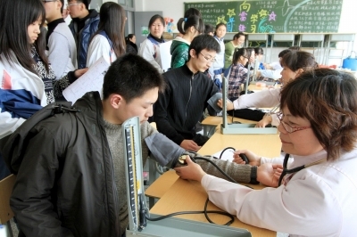 高三学生昨起高考体检 近视近9成转氨酶偏高需复检