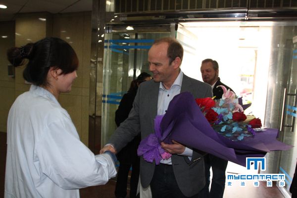 美国麦迪格专家坐客上海浦南医院为近视学生现场矫治近视