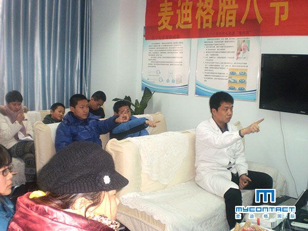 石家庄麦迪格举办家长联谊会现场教大家做“亮眼操”